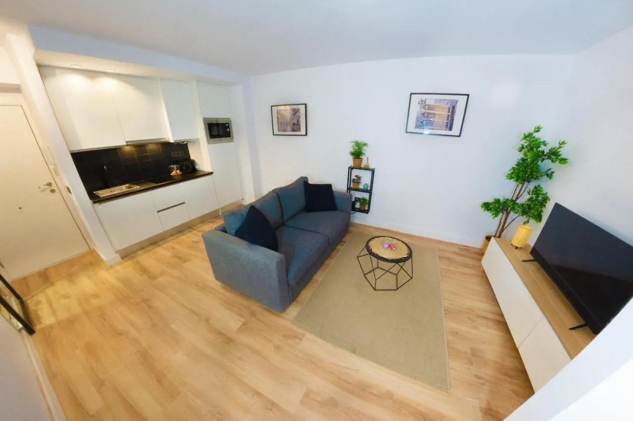 דירה מאלגה Modern Haven For Urban Explorers By Rems